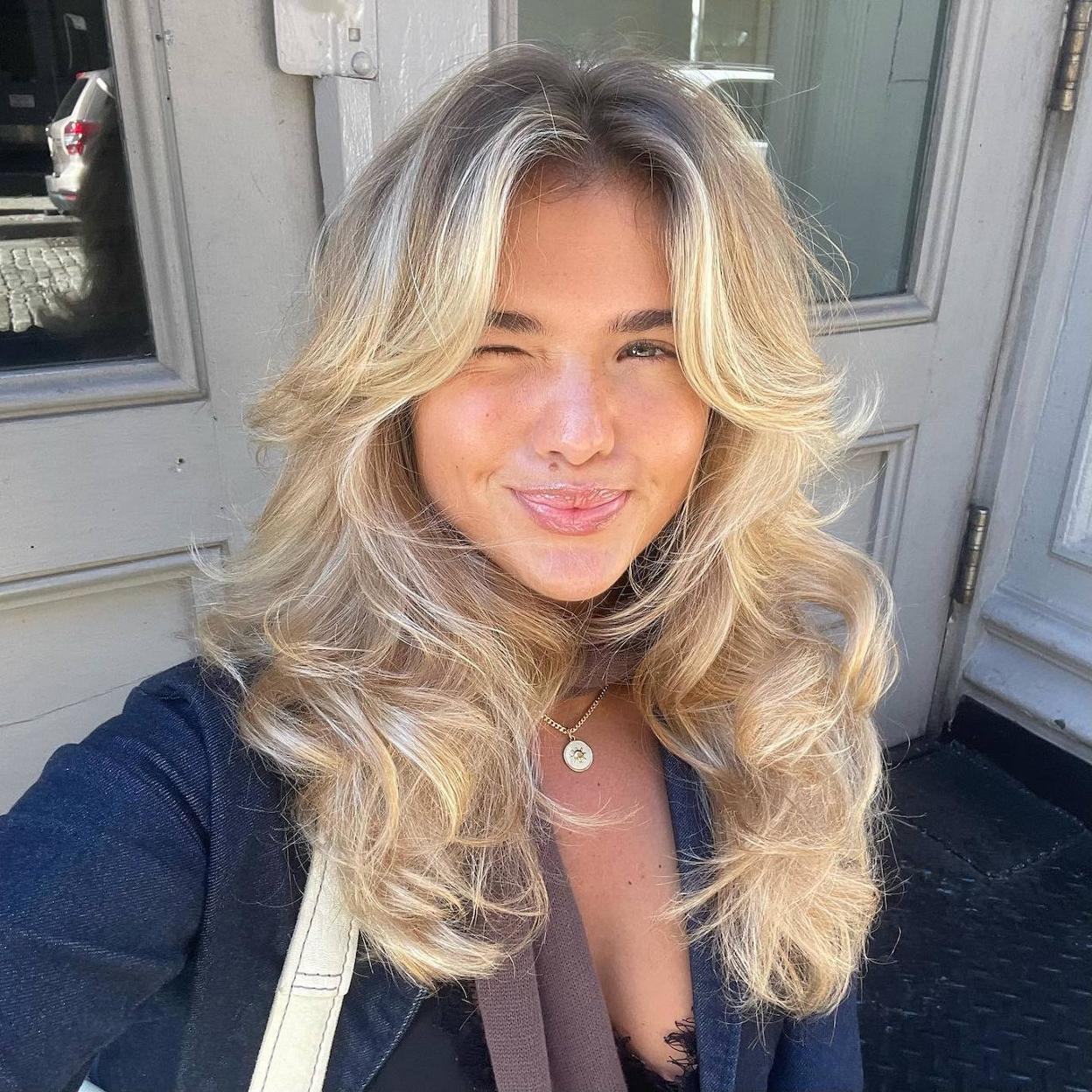 El truco para el peinado noventero con volumen de Matilda Djerf son estos sprays