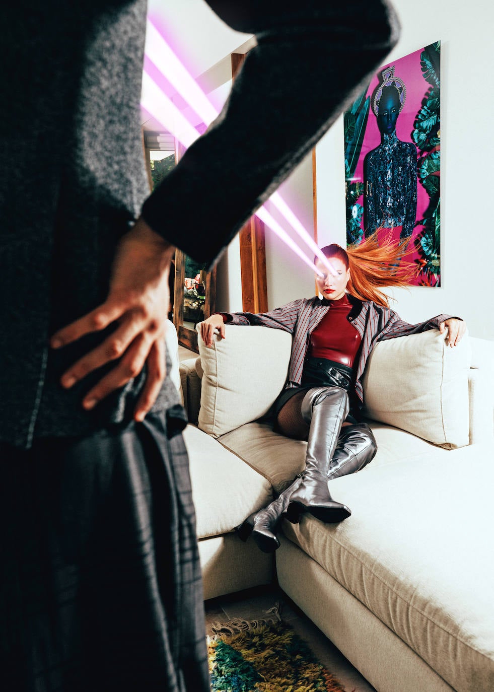 Ella lleva top de látex de Versace, minifalda de IKKS, chaqueta de Chanel, medias de Calzedonia y botas de Alberta Ferretti. Él, blazer de Emporio Armani y pantalón de Versace.