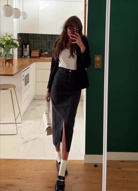 Imagen - Look con falda denim, camiseta y cárdigan básico