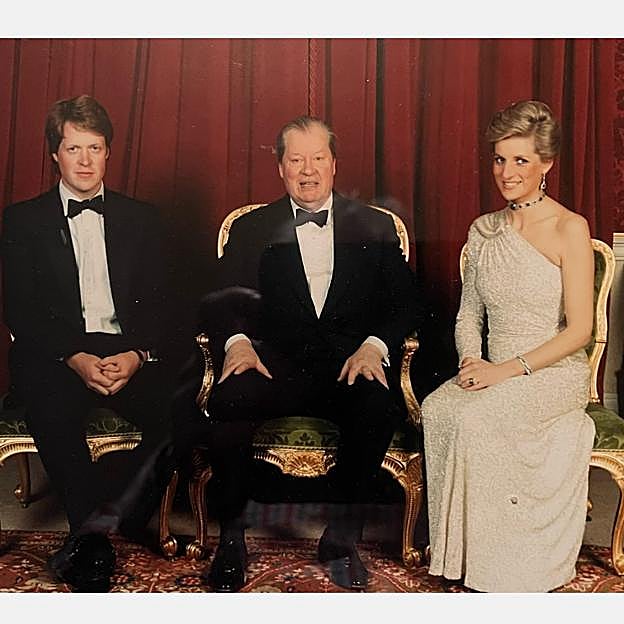 Charles Spencer junto a su padre y su hermana, Diana de Gales.