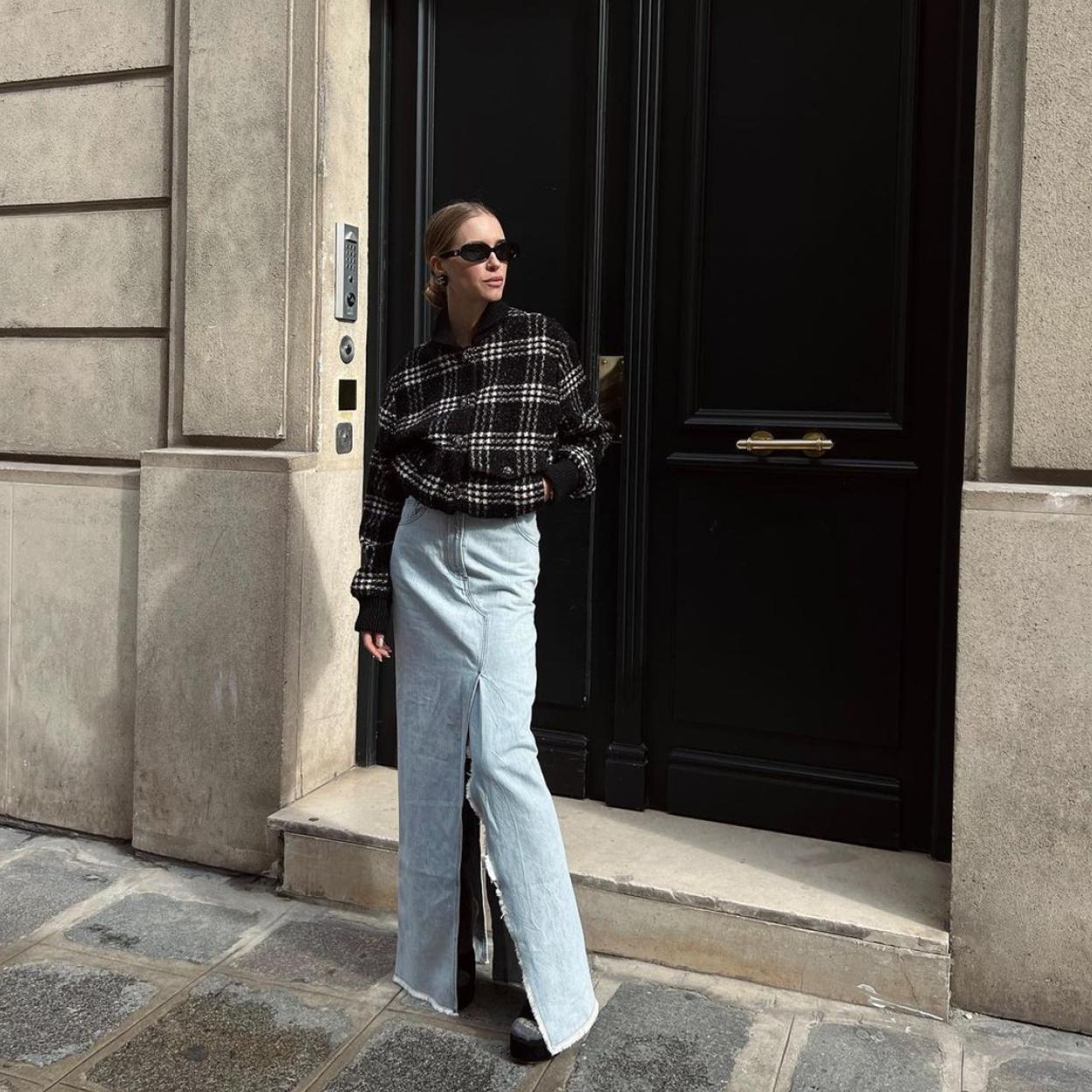 La influencer Pernille Teisbaek con falda larga en denim,