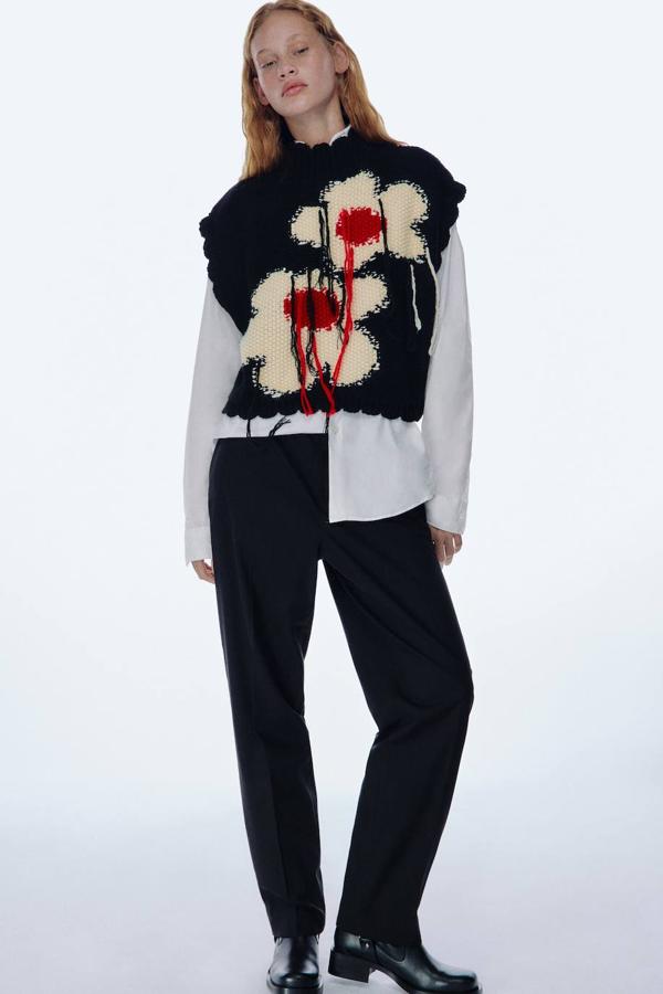 Chaleco en tejido de punto con cuello perkins, manga sisa, acabados festoneados y detalle jacquard con aplicación de flores, en negro, rojo y crudo, de Zara. Lo encontrarás a 29,95 euros.