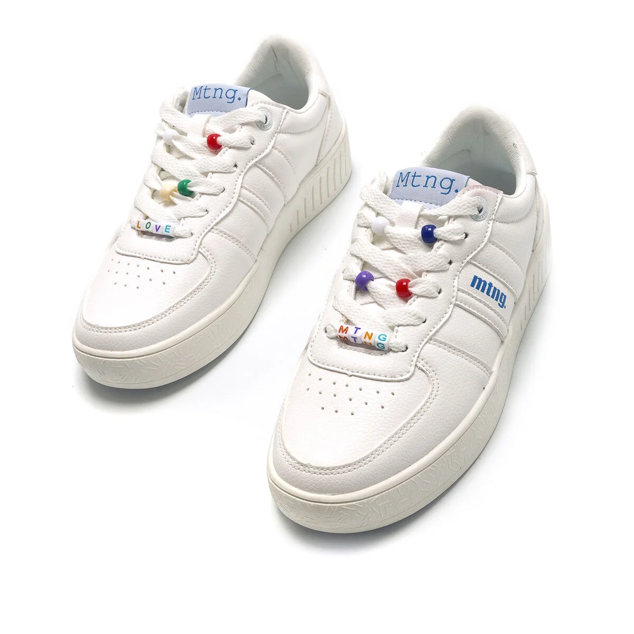 En Mustang puedes encontrar todos los tipos de calzado tendencia del momento y, por supuesto, no faltan las zapatillas retro. Este modelo con abalorios en los cordondes es uno de los más originales del mercado. Precio: 49,95 euros.