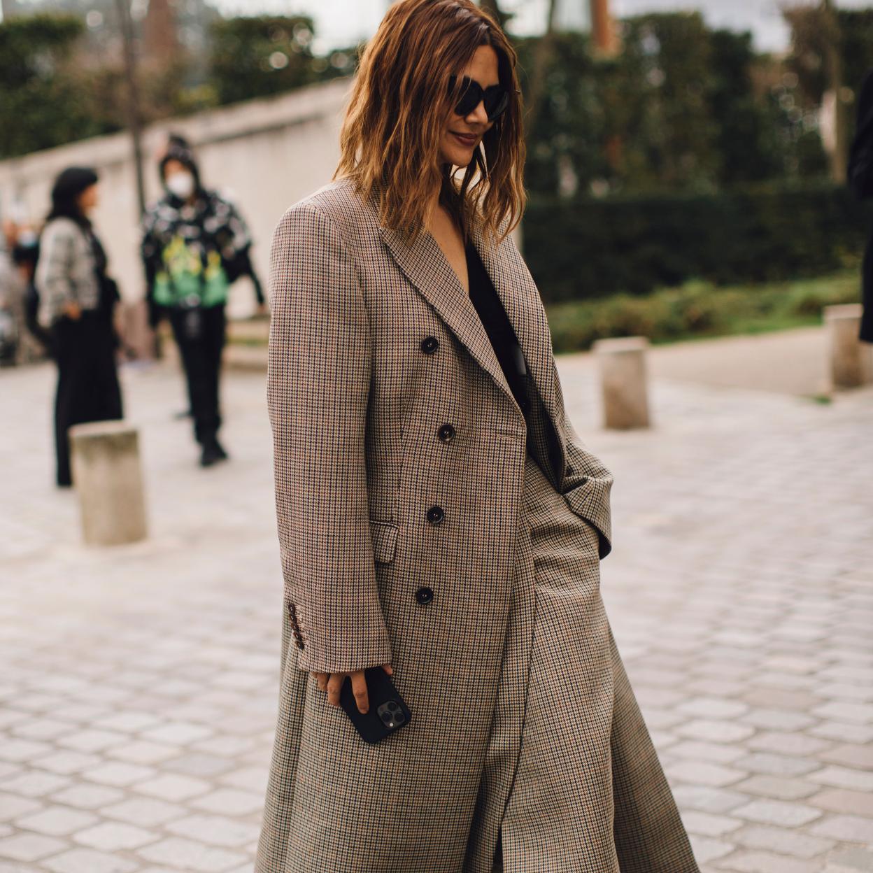 El abrigo con estampado de cuadros que añadirás a tu lista del Black Friday