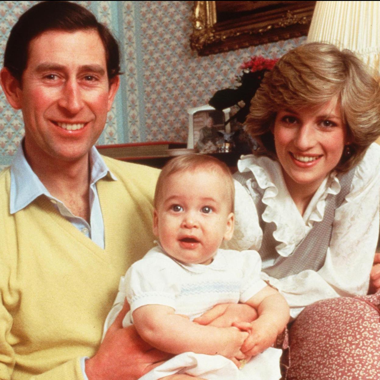 El rey Carlos III, el príncipe Guillermo y Diana de Gales.