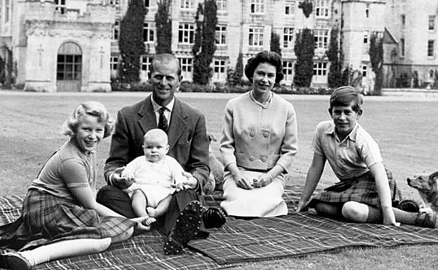 Isabel II, Felipe de Edimburgo con sus hijos, el príncipe Carlos, la princesa Ana y el príncipe Andrés.