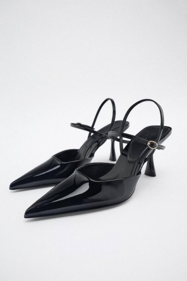 Zapatos de tacón efecto acharolado con punta, tacón bajo y pulseta ajustable, en negro, de Zara. Están disponibles por 29,95 euros.