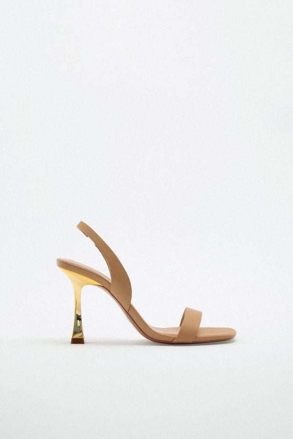 Sandalias de tacón con tira frontal y al talón, más tacón metalizado a contraste, en nude y dorado, de Zara. Las encontrarás a 29,95 euros.