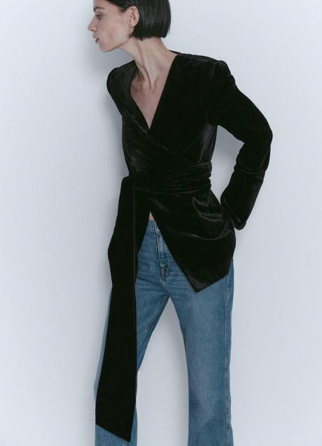 Imagen - Blazer cruzada con cinturón en terciopelo negro