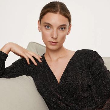 Imagen secundaria 1 - Vestido con acabado brillante de Mango Outlet (15,99 euros).