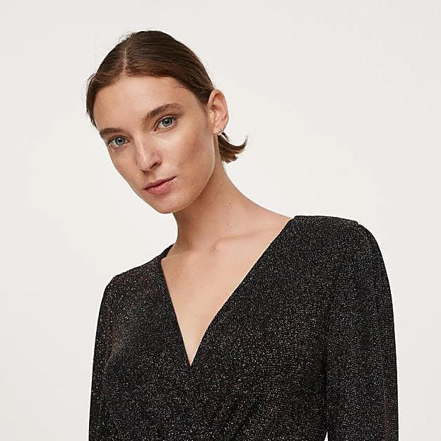 Imagen principal - Vestido con acabado brillante de Mango Outlet (15,99 euros).