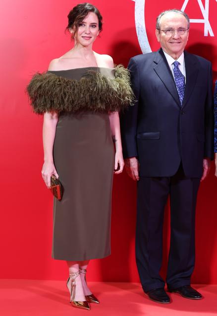 Imagen - Ayuso con un vestido de invitada con plumas. / GTRES