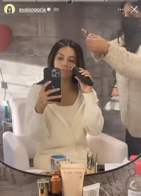 Imagen - Eva Longoria utilizando el masajeador facial a través de sus stories de Instagram. Foto: @evalongoria