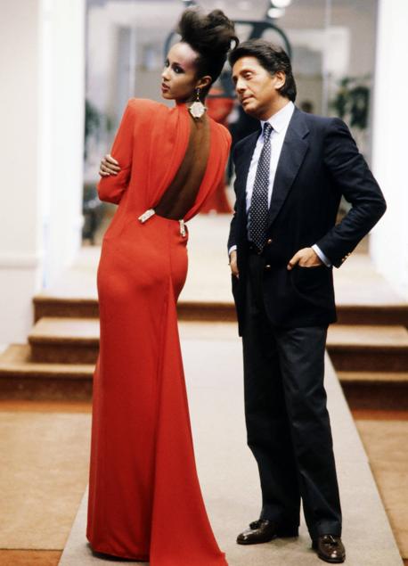 Imagen - Iman con el diseñador Valentino, luciendo un modelo de la colección de alta costura de 1984. Foto: Getty