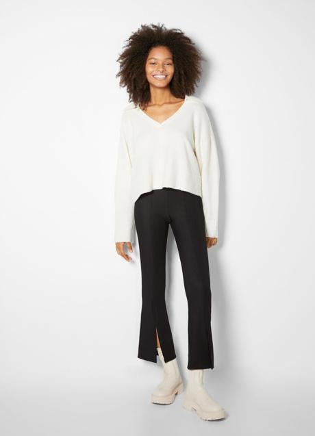 Imagen - Pantalón flare en color negro de Bershka. Foto: Bershka.