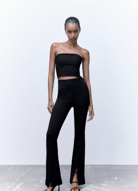 Imagen - Pantalón flare de color negro de Zara. Foto: Zara.