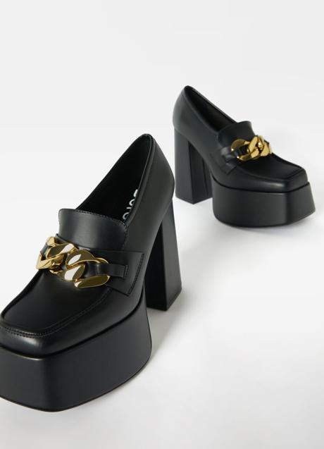 Imagen - Mocasines con tacón y hebillas de Bershka, 35,99€.