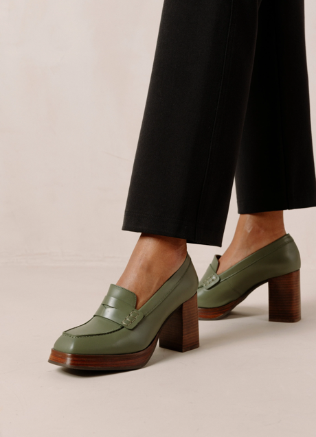 Imagen - Mocasín de cuero verde de Alohas, 212,50€.