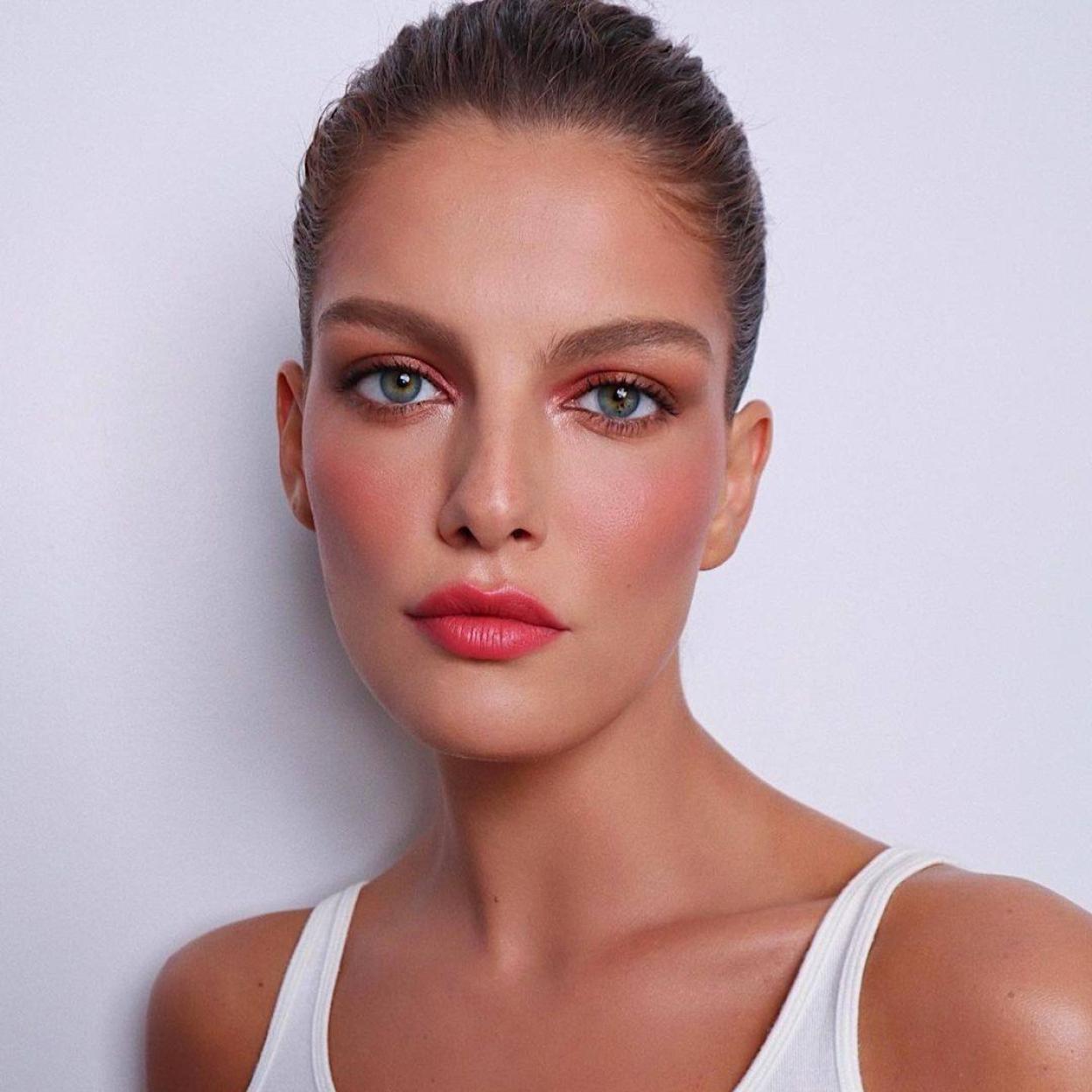 La modelo luce una piel resplandeciente como la que se consigue con estas cremas