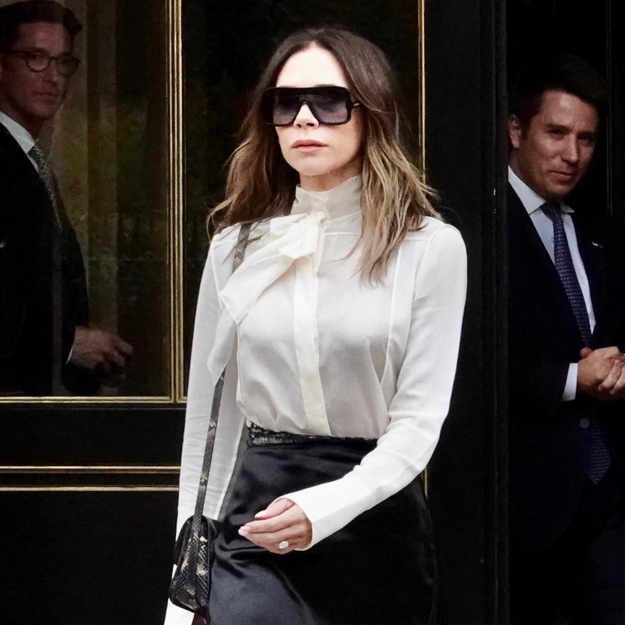 Victoria Beckham recurre mucho al color negro para sus looks.