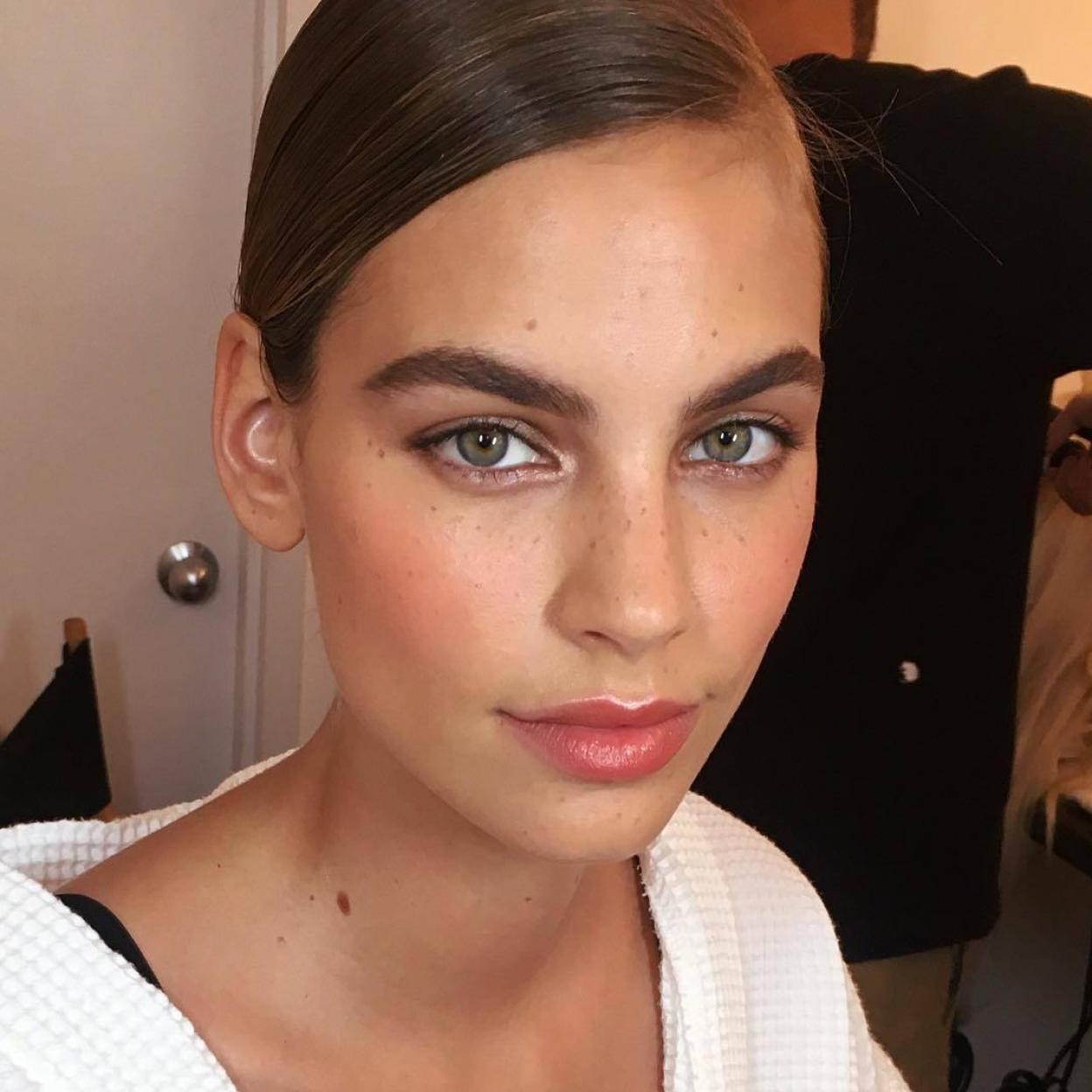 La modelo luce un contorno de ojos luminoso y suave como el que obtendrás con este producto