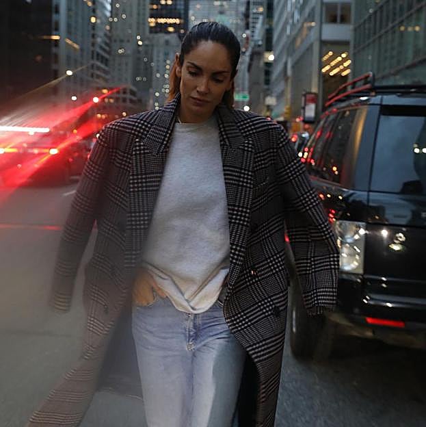 El look más cómodo, ponible y estiloso del invierno es este con zapatillas y abrigo de cuadros muy fácil de copiar