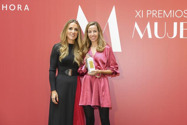 La mejor fragancia de mujer ha sido Narciso Eau de parfum Cristal de Narciso Rodriguez. Ha recogido el premio Marta Olmedo, marketing manager de la División de Fragancias del grupo Shiseido. La encargada de entregárselo ha sido Amaia Campos, directora de Publicidad de Mujerhoy. 