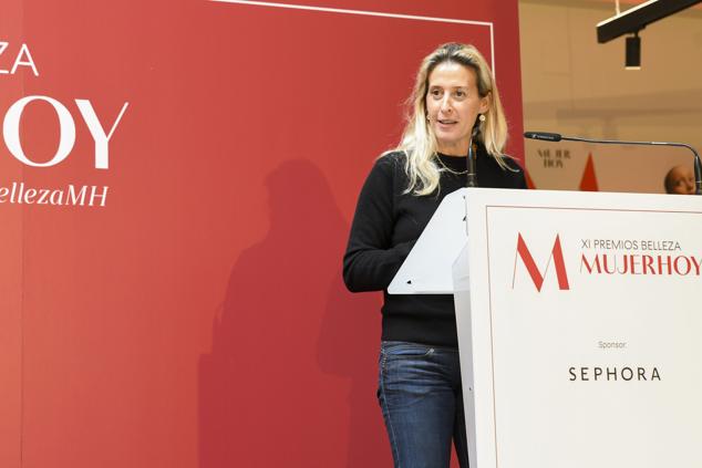 Fame, de Paco Rabanne, ha sido el ganador como perfume flechazo. En la foto, Raquel Puentes, Communications manager de Puig, que ha sido la encargada de recoger el premio.