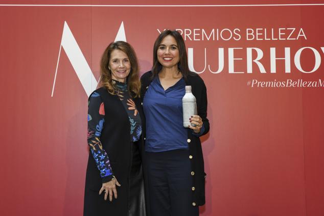 Gisel Gibert, chief Digital & Marketing Officer de Chanel Iberia ha recogido el premio a la mejor base de maquillaje por Ultra Le Teint de Chanel. Se lo ha entregado Rosa Alonso, directora comercial del área de Estilo de Vida de CM Vocento.