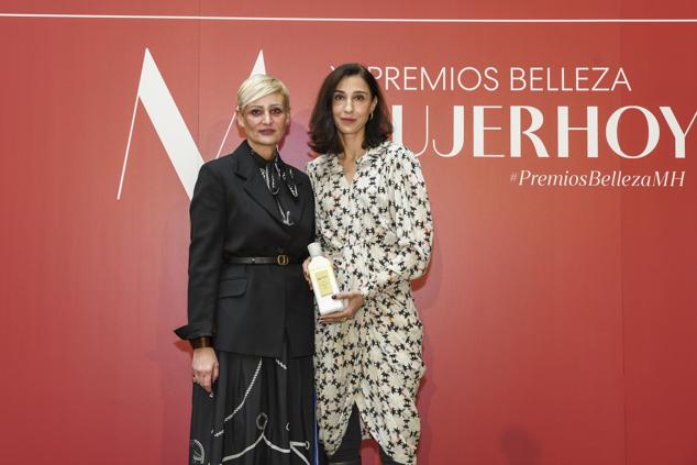 María Borrás, directora de Comunicación de Guerlain con Mónica Cigognini, directora general de Sephora, patrocinador de los premios. María ha recogido el premio a mejor labial por Rouge G Velvet Metal de Guerlain.