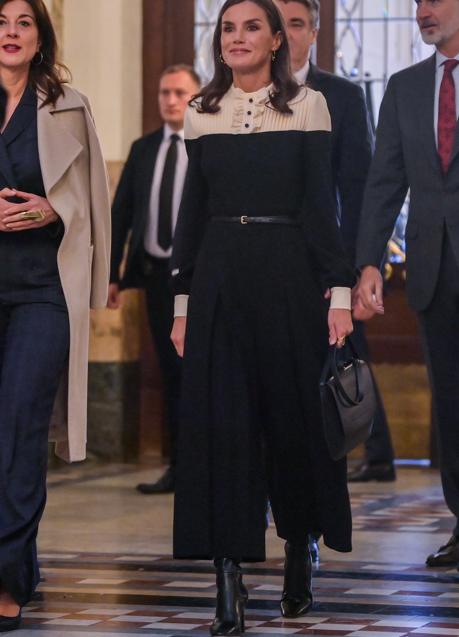 Imagen - La reina Letizia con un look cómodo con botines negros. / GTRES