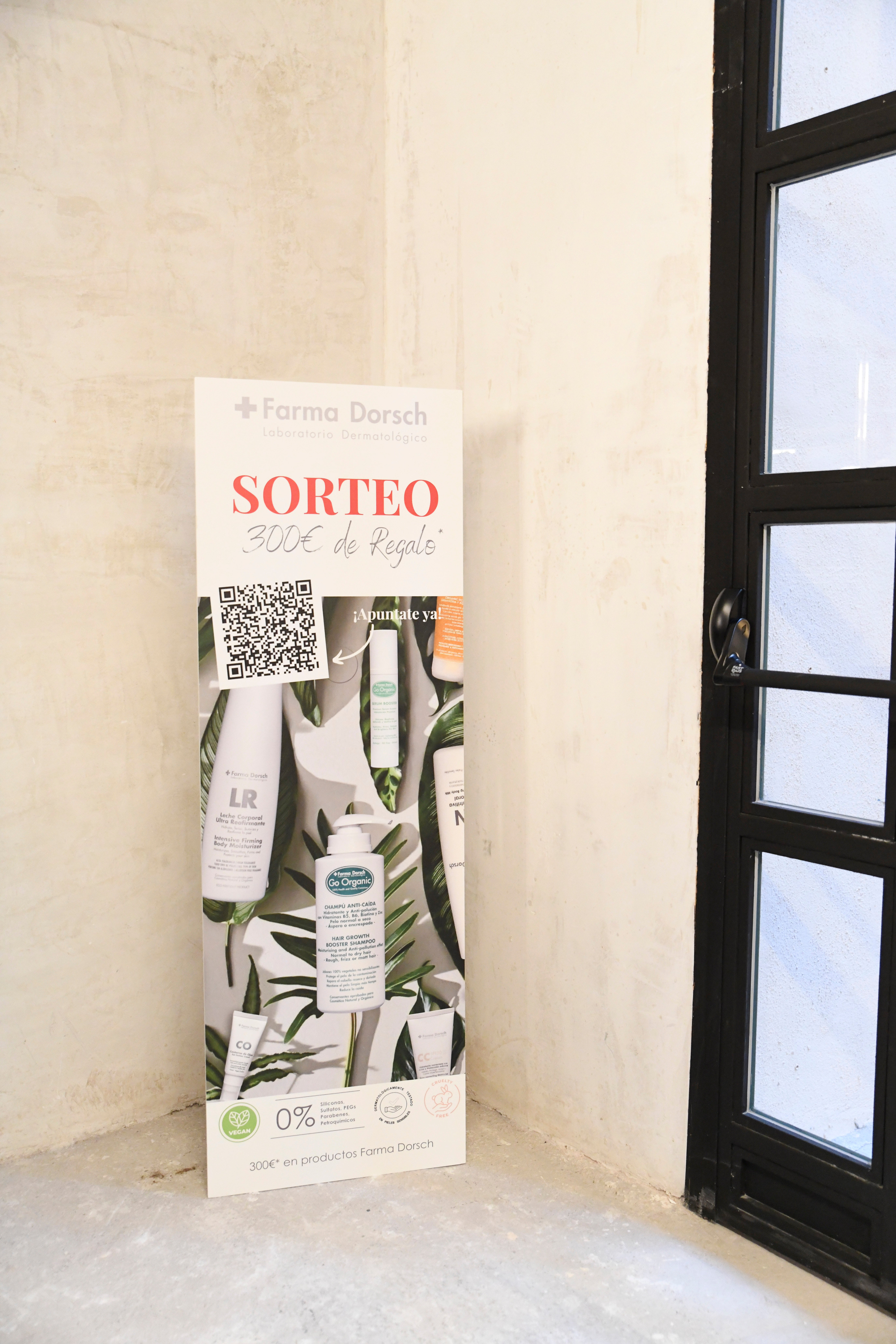 El tótem con códigos QR de Farma Dorsch para acceder a un sorteo de la marca.