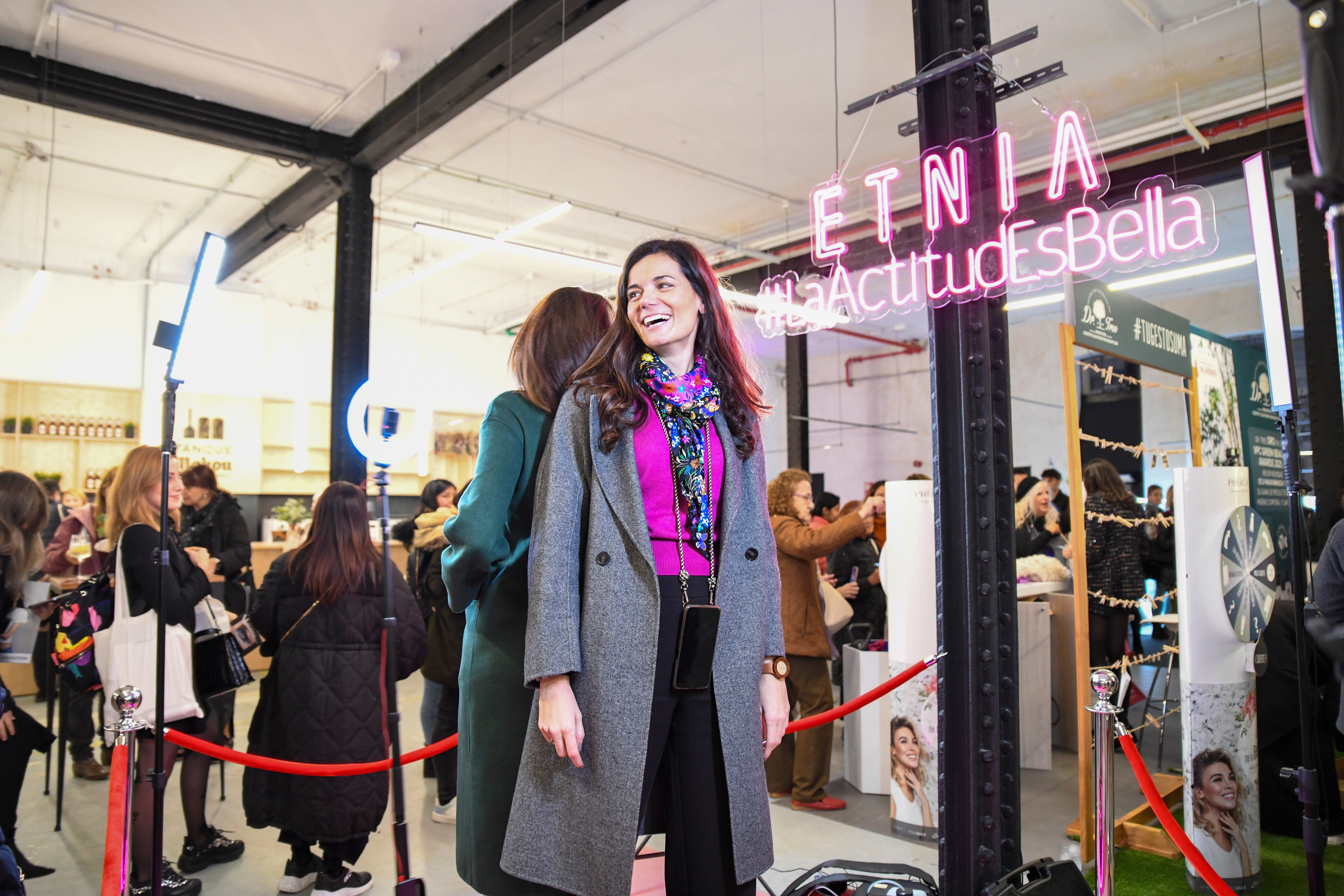 Algunas lectoras disfrutando de la cámara 360 en el stan de Etnia.