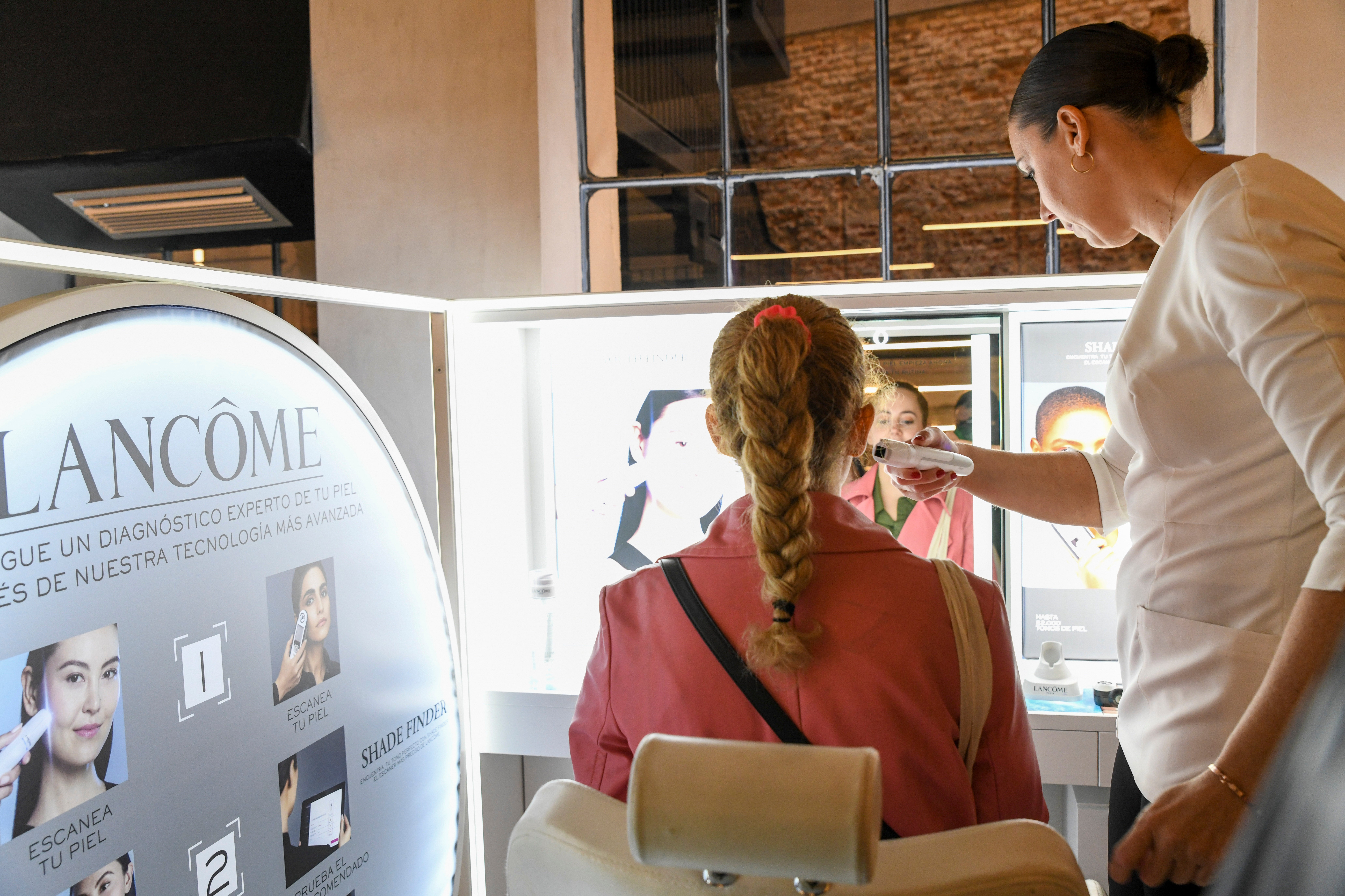 En el Stand Beauty Tech de Lâncome se realizó a todas nuestras lectoras un diagnóstico para encontrar el color adecuado de su base de maquillaje así como la aplicación del icónico sérum Advance Génifique de la marca.