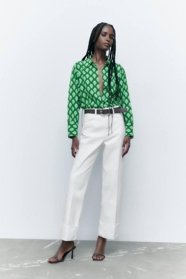 Jeans con perneras rectas acabadas en vuelta, tiro alto, cinco bolsillos y cinturón, de Zara. Están disponibles por 35,95 euros.