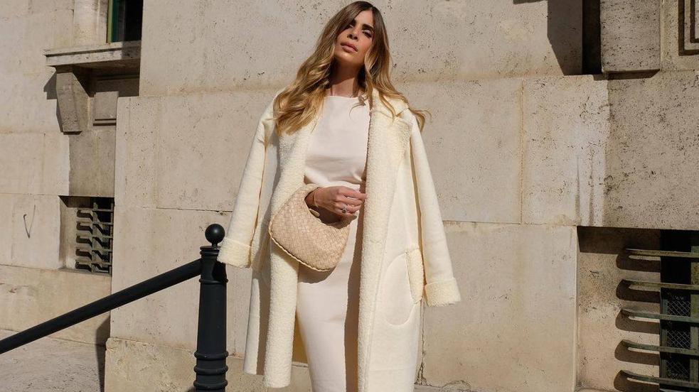 La influencer lleva un total look blanco a la moda en invierno