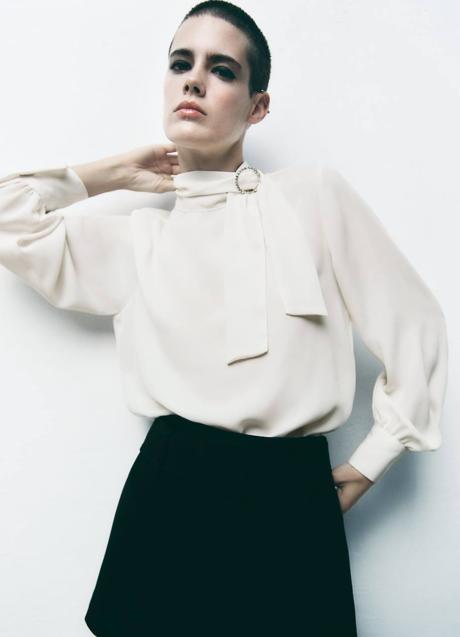 Imagen - Blusa blanca con lazada al cuello y broche