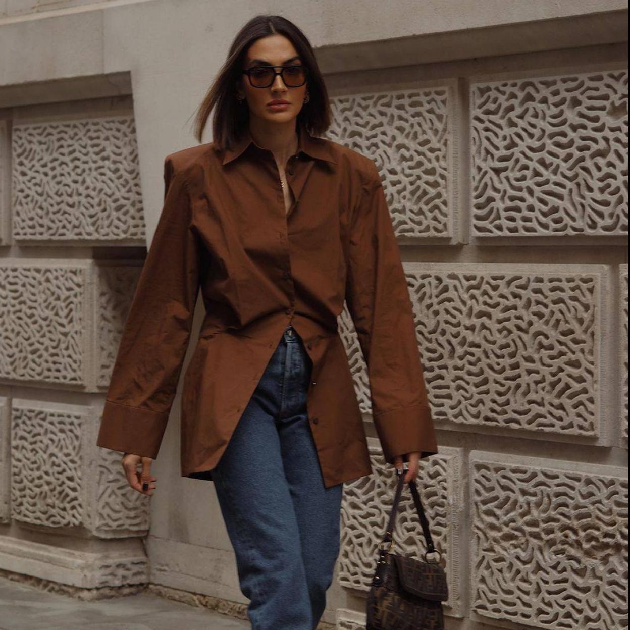 La influencer lleva un look con camisa estructurada y vaqueros