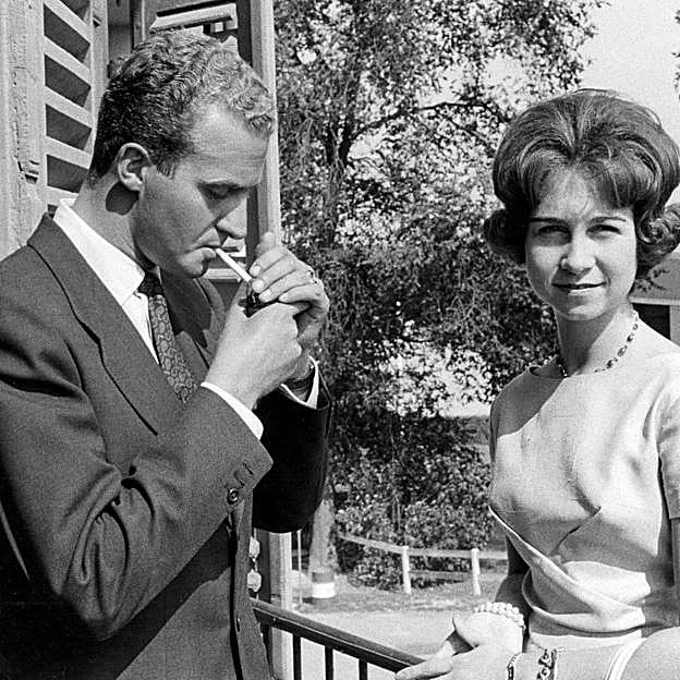 Así fue la noche que Juan Carlos I perdió su anillo de compromiso en la cama con una amante (antes de dárselo a la reina Sofía)