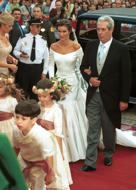 Imagen - Arancha del Sol, del brazo de su padre, llegó una hora tarde a la iglesia. FOTOS MADERO CUBERO Y VALERIO MERINO (ABC) 