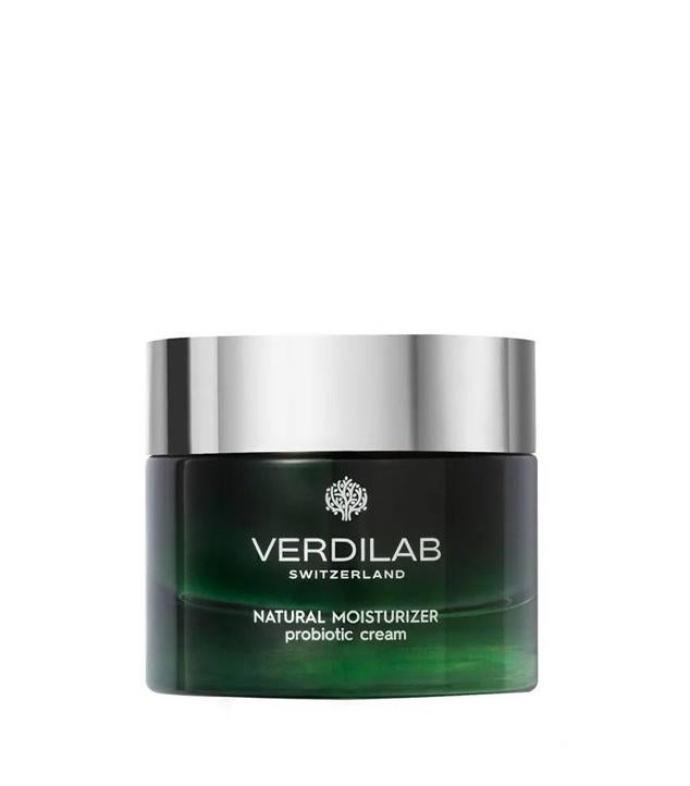 Natural Moisturizer Probiotic Cream de Verdilab apoya el equilibrio del microbioma al actuar como escudo biomimético protector de las células, promueve la renovación celular, hidrata, revitaliza y aporta confort, además de tratar los signos de la edad. Emplea una mezcla de complejo pro y prebiótico natural de origen marino, extracto de lavanda marina, un complejo de azúcares naturales, raíz de regaliz y hoja de aloe. Cómpralo aquí