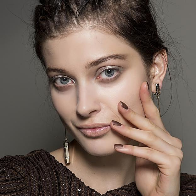 Ni granate ni negro, este es el color de uñas tendencia y muy elegante que es perfecto para el otoño