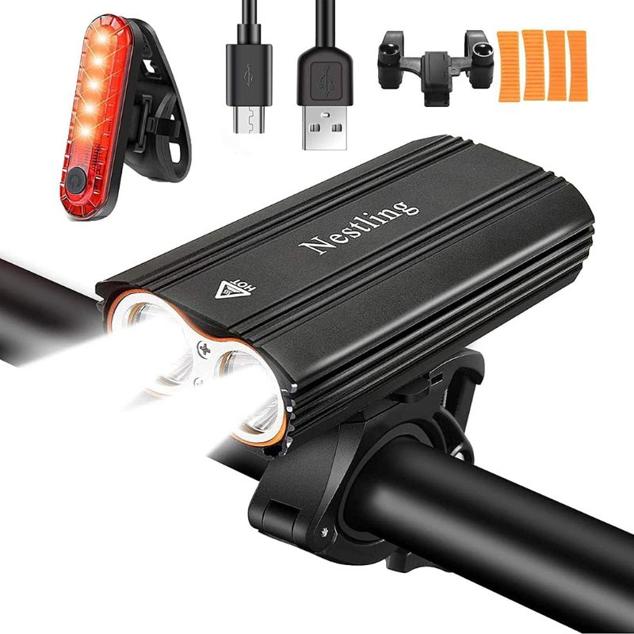 En invierno oscurece muy pronto. Si vas a salir con la bici, bien porque te encanta el ciclismo o bien porque te gusta pasear por la ciudad, una luz que ilumine el camino se vuelve todo un imprescindible.  Cómpralo aquí