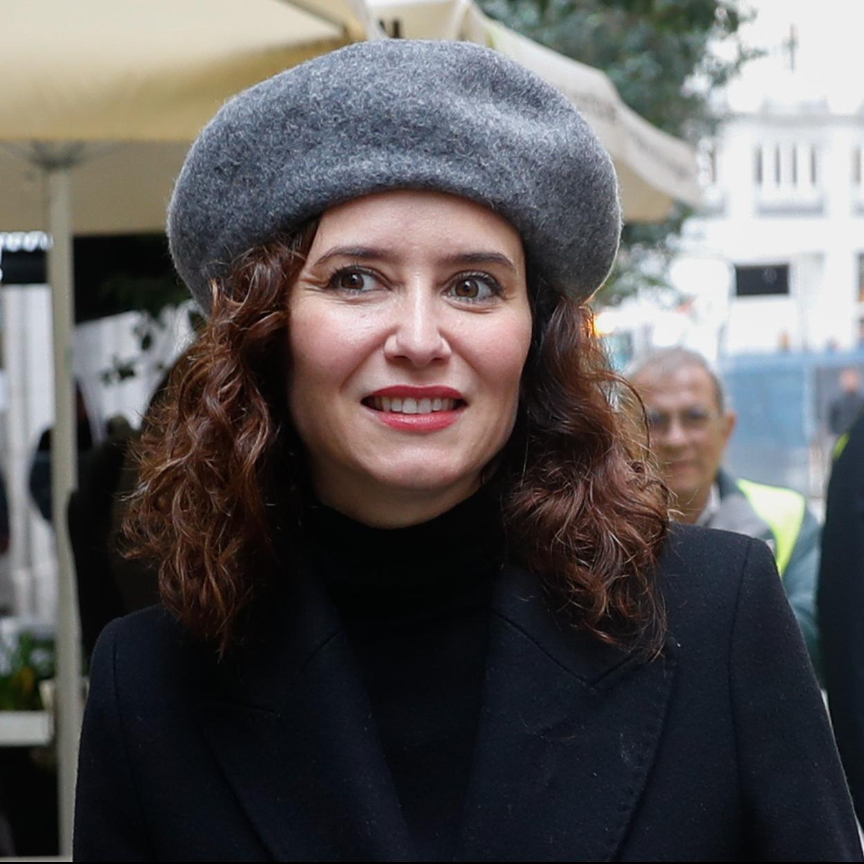 Isabel Díaz Ayuso con una boina gris.