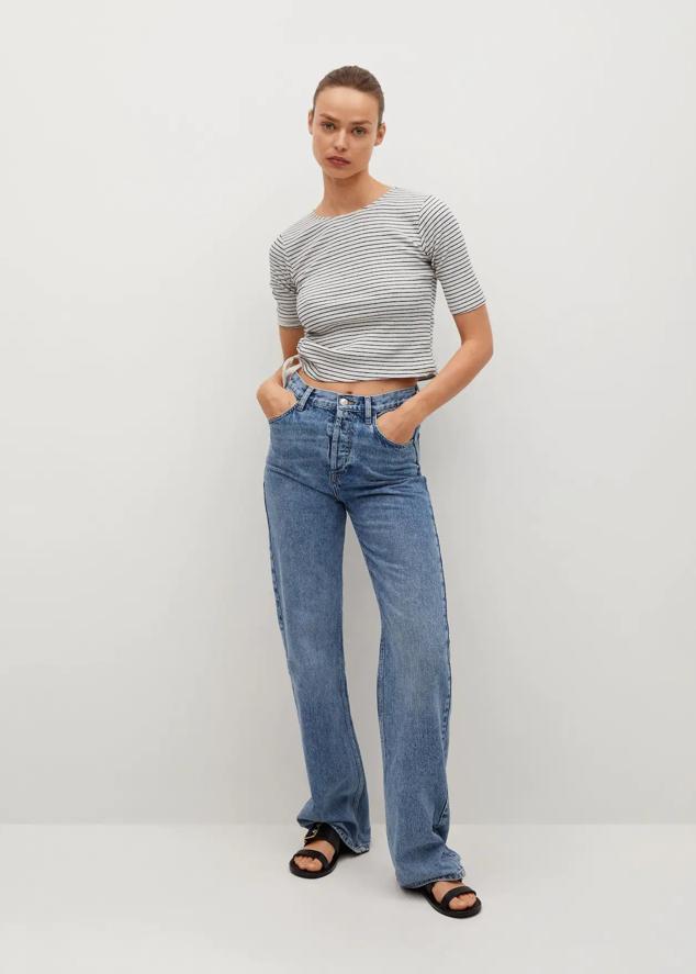 Camiseta con tejido de algodón, estampado de rayas, estilo crop y cuello redondo. Es una camiseta de manga corta. Precio: 1,99 euros (antes 15,99 euros).