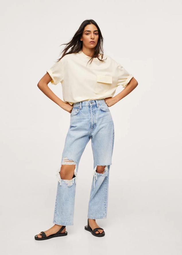 Camiseta en tejido 100% de algodón con diseño oversize, recto y cuello redondo. Cuenta con manga corta y bolsillo solapa en el pecho. Precio: 2,49 euros (antes 15,99 euros).