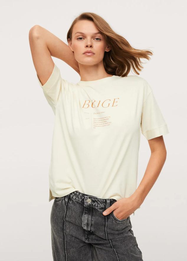 Camiseta con tejido 100% de algodón, con diseño recto, cuello redondo, maga corta y estampado en la parte delantera. Es una de las prendas que forma parte de la colección sostenible de Mango. Precio: 1,99 euros (antes 9,99 euros).