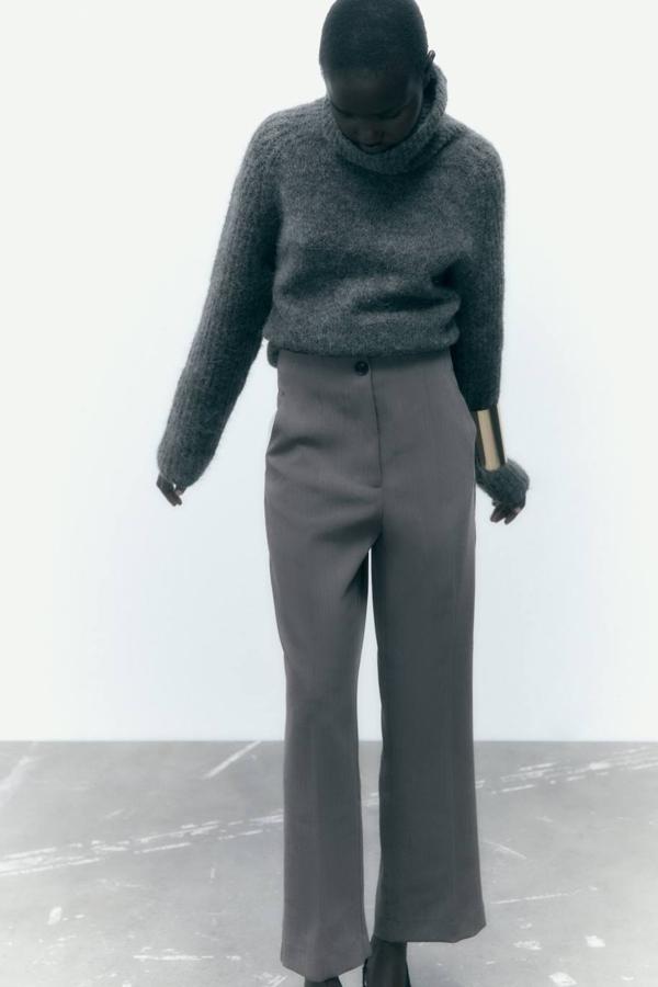 Pantalón culotte de traje con tiro alto, bolsillos, perneras anchas y detalles de pinzas, en gris, de Zara. Tiene un coste de 29,95 euros.