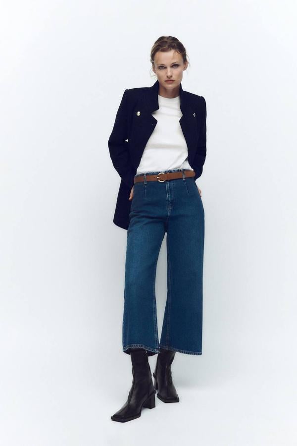Jeans culotte con perneras anchas y cropped, tiro alto, pinzas, bolsillos traseros y cinturón, de Zara. Está disponible por 29,95 euros.