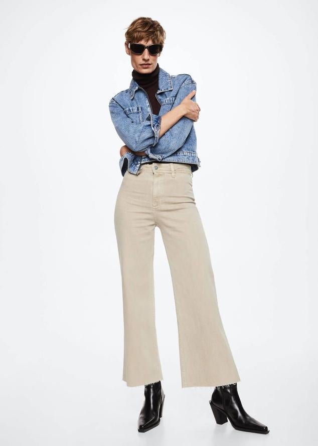 Pantalón vaquero culotte con tiro alto, bolsillos, trabillas para el cinturón, pernera ancha y bajo desflecado, de Mango. Puedes encontrarlo en siete colores, a 29,99 euros.